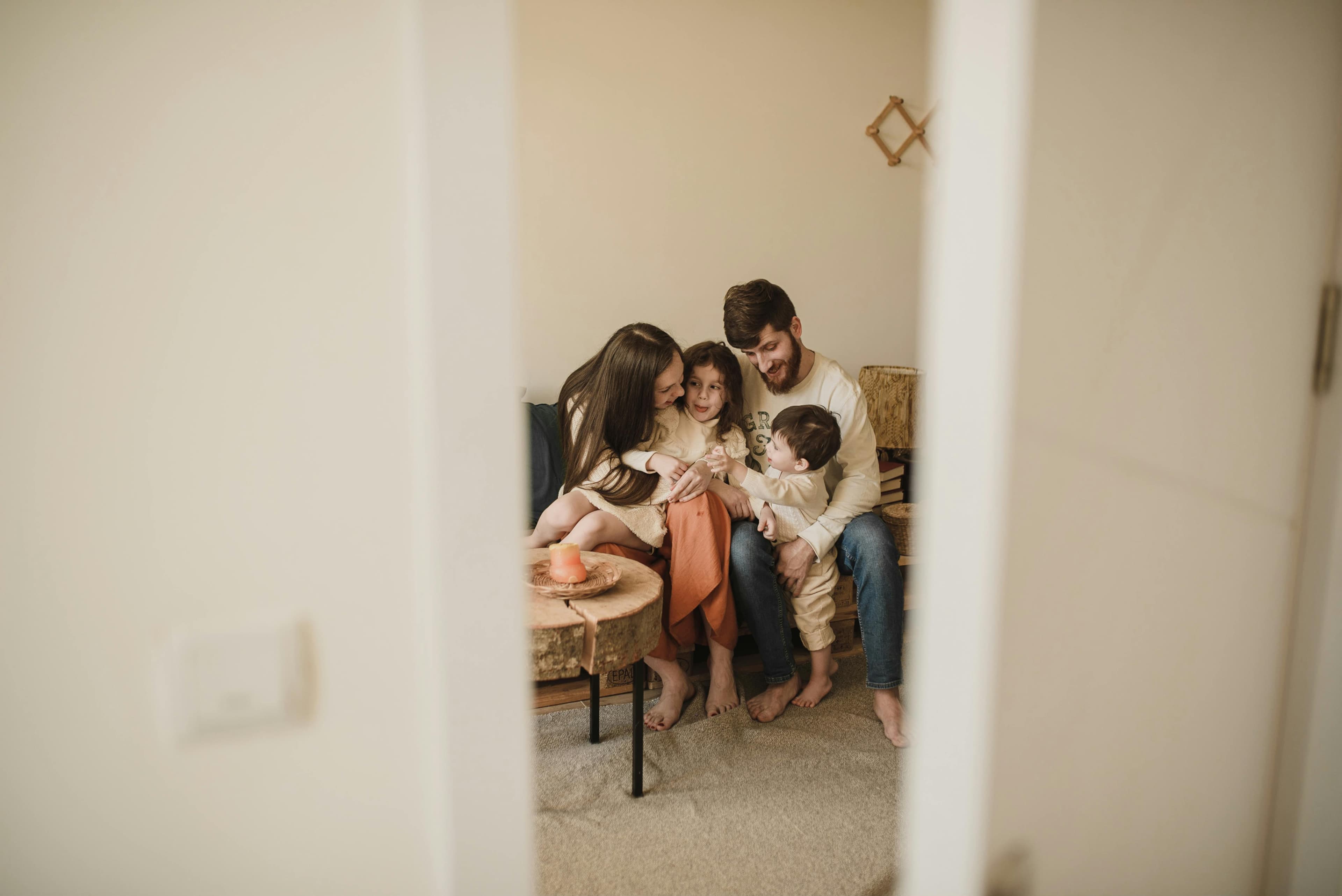 Une famille devant sa maison équipée de panneaux solaires