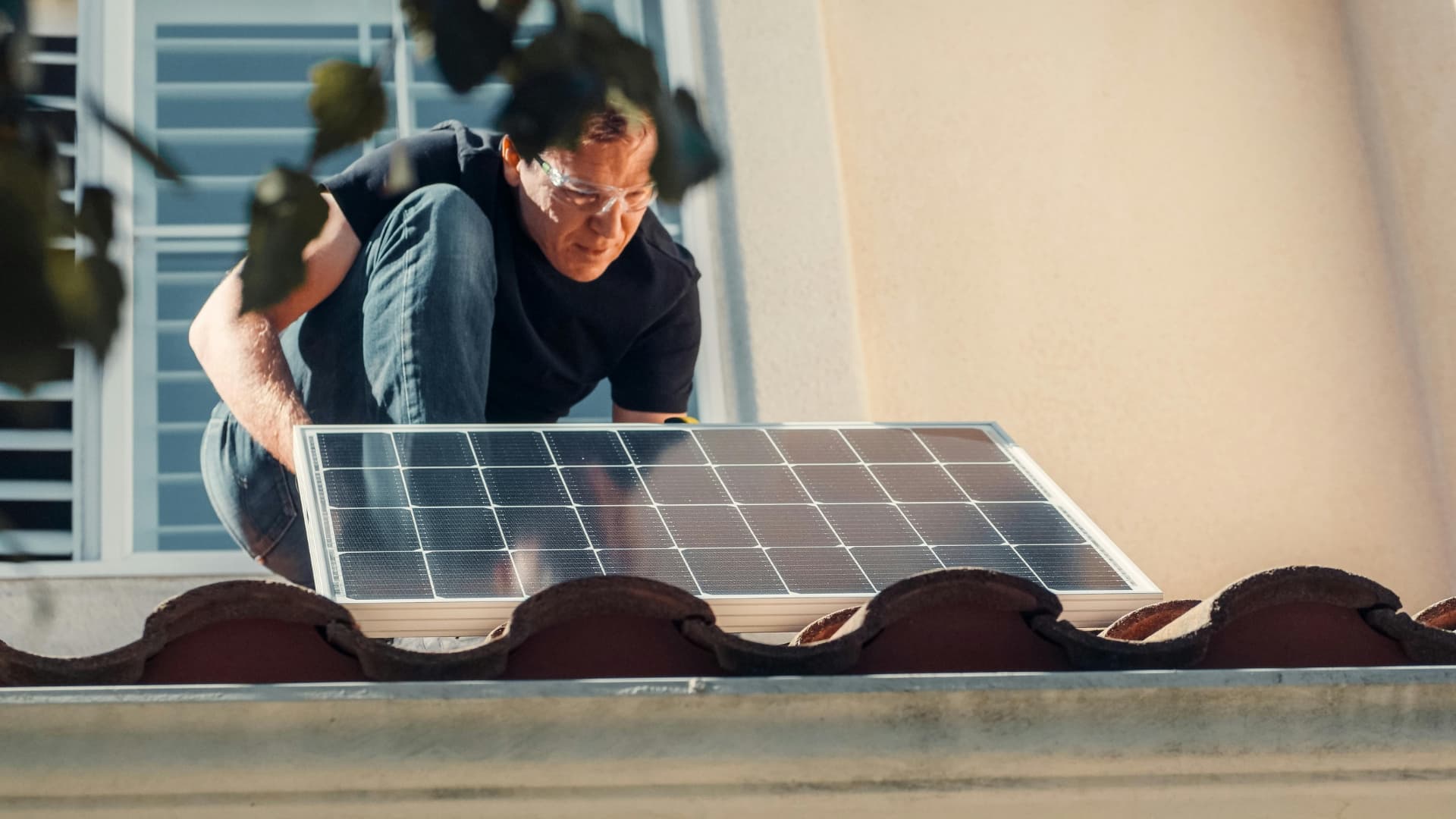 Un installateur photovoltaïque au travail